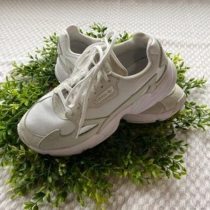 Adidas Torsion White and Beige Tennis Shoe Size 7